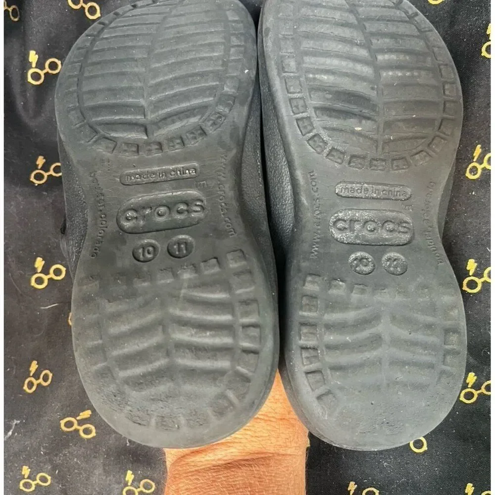 Crocs size 10 11 green and black flip flop sandals